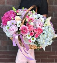 Композиция солнечный день в Белой Калитве Цветочная композиция из Розы, Хризантемы, Пионы и Лизиантусы в корзине в Белой Калитве