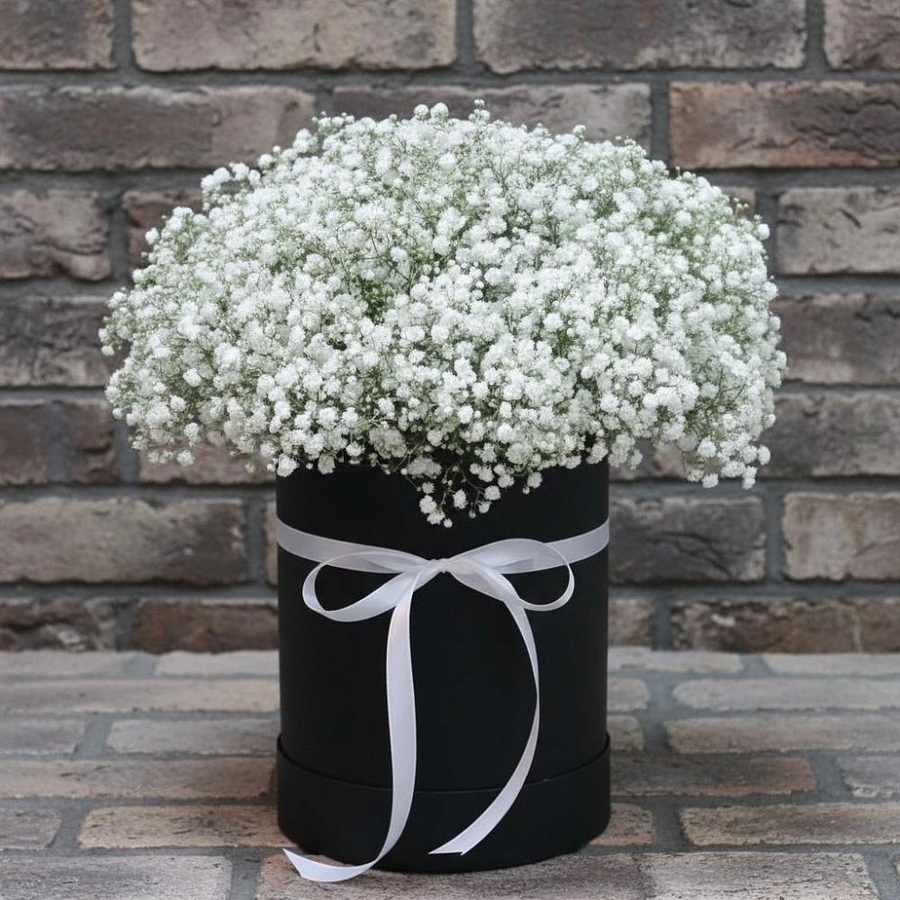 Цветочная композиция из Гипсофила в шляпной коробке в Белой Калитве