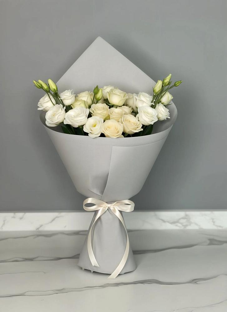 Букет цветов из: Розы и Лизиантусы в Белой Калитве