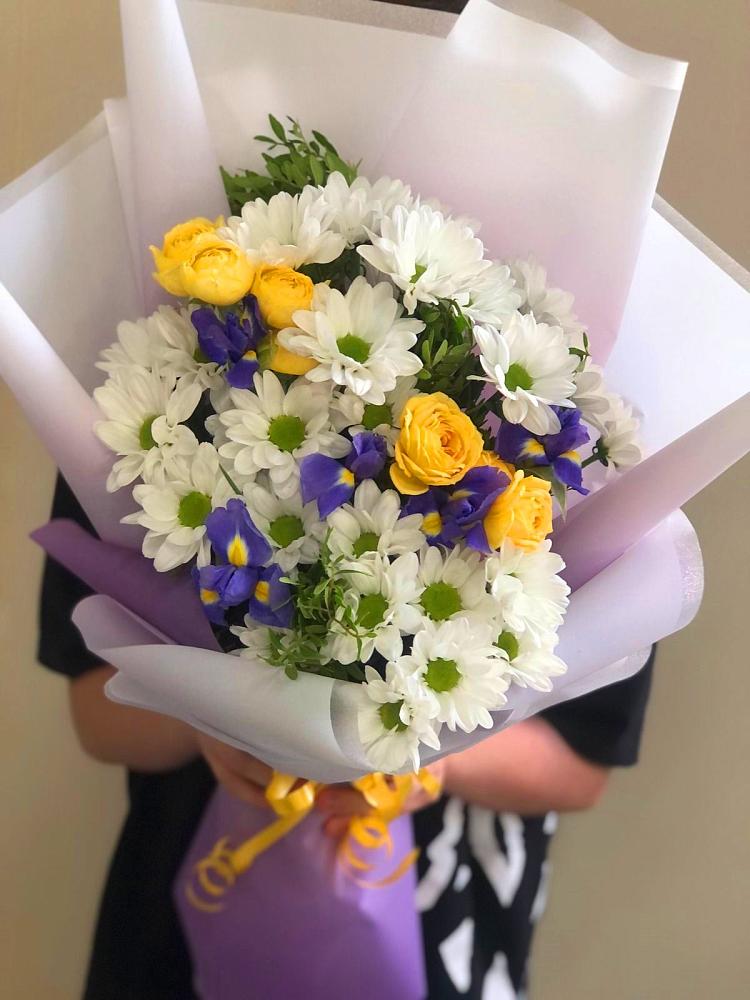 Букет цветов из: Ирисы, Хризантемы и Розы в Белой Калитве