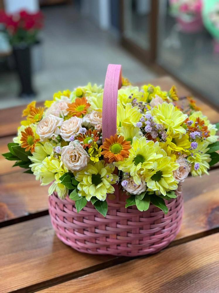 Цветочная композиция из Хризантемы и Розы в корзине в Белой Калитве