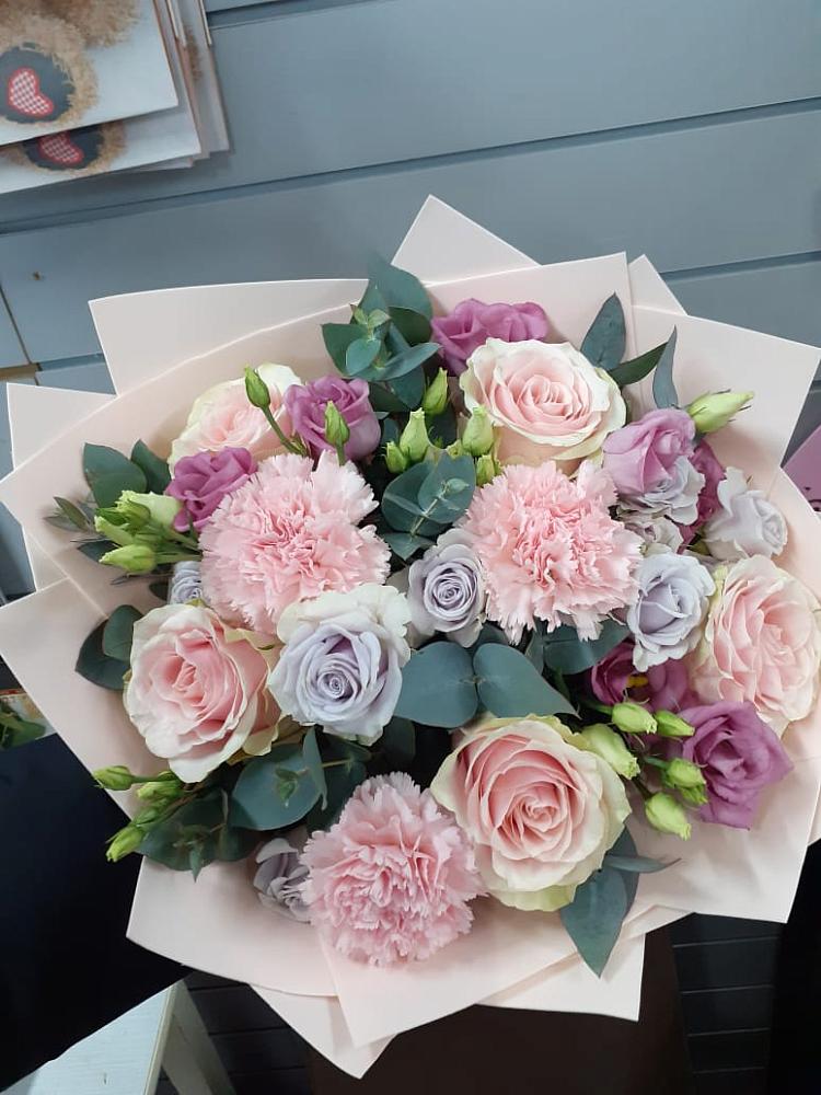 Букет цветов из: Розы, Гвоздики и Лизиантусы в Белой Калитве