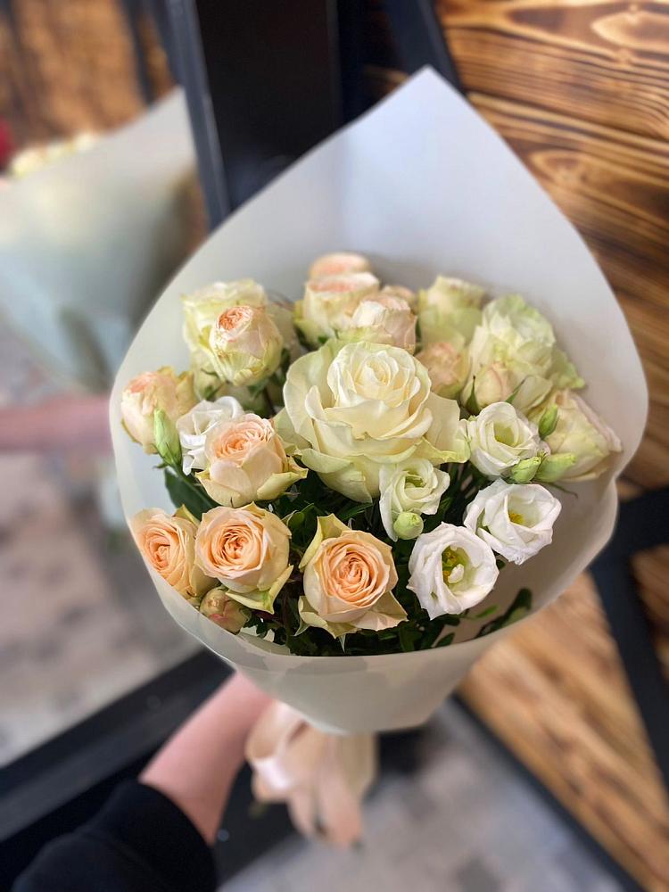 Букет цветов из: Розы и Лизиантусы в Белой Калитве